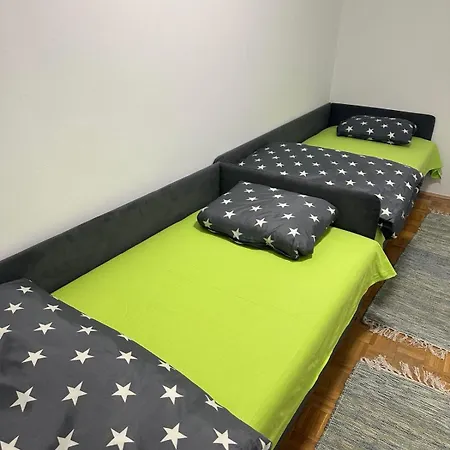 Apartamento New Lovely Three Bedroom Belgrado